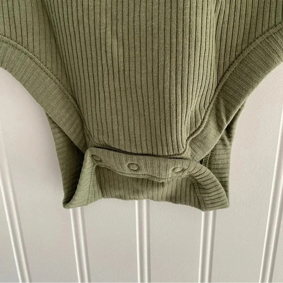 Old Navy Olive Ribbed Button Front Ruffle Trim Henley Bodysuit 6-12 Months NWT - Picture 3 of 5